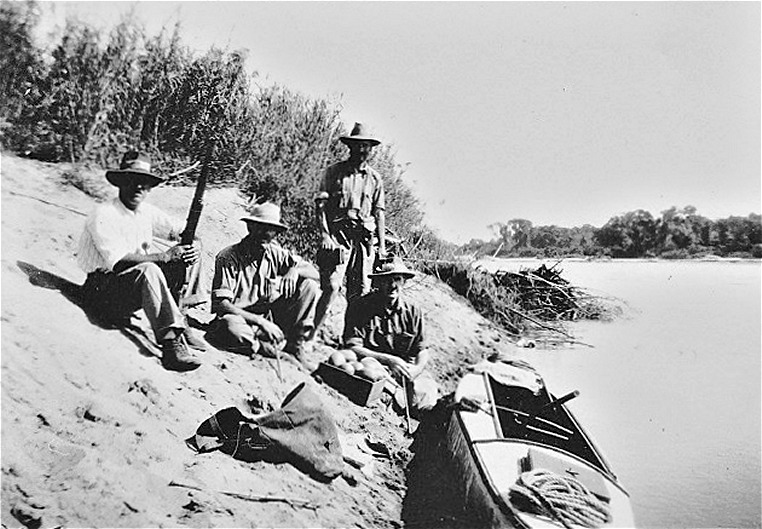 Robbie and Portuguese officials at 'Crooks corner', Pafuri