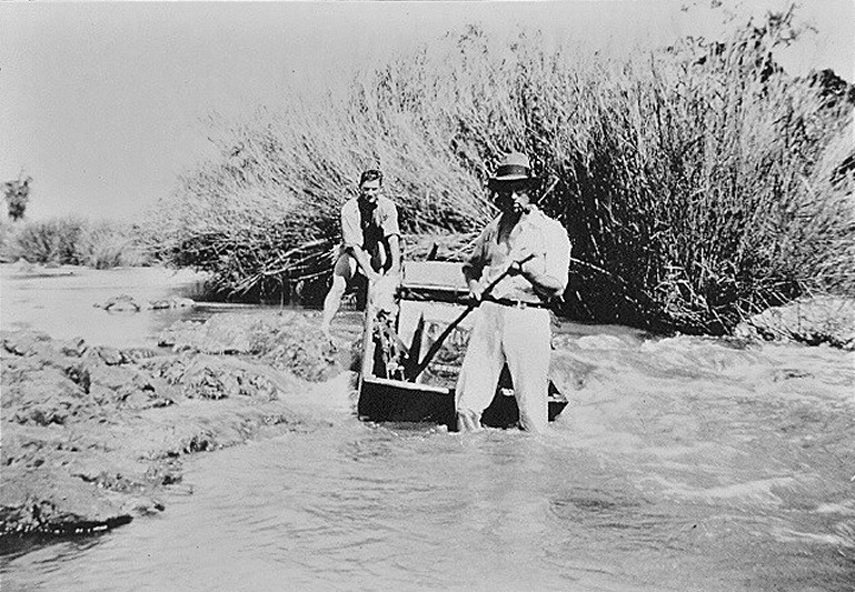 Tedder and Kleynhans with the punt, nearing Malala where they gave up